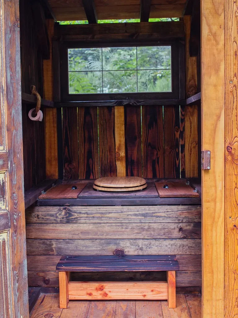 cabane-toilettes-seches-bois-1-2