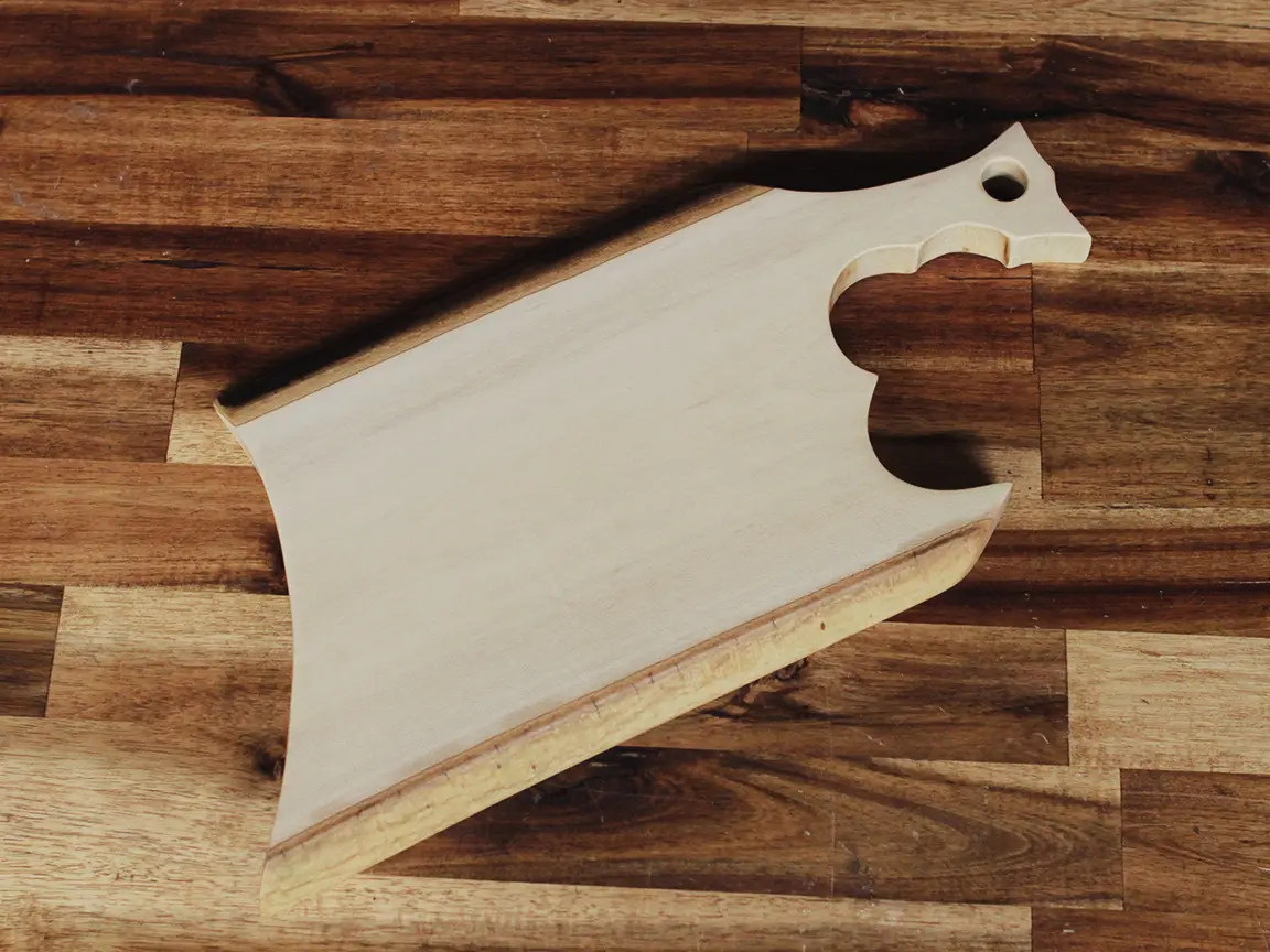 Planche à découper en bois de houx massif N°1